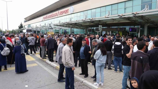 Hacı adaylarını binlerde kişi uğurladı
