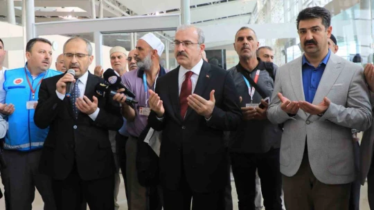 Hacı adaylarını binlerde kişi uğurladı