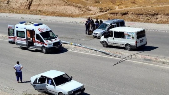 Hafif ticari araç aydınlatma direğini yıktı: 1 yaralı