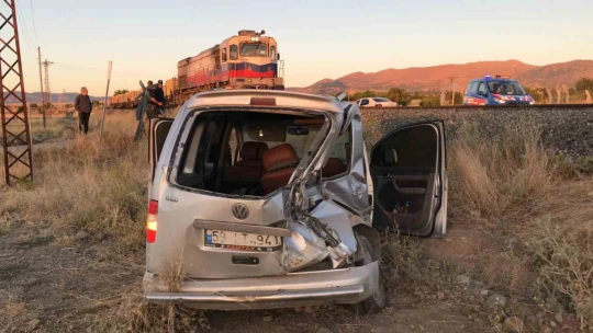 Hafif ticari araca tren çaptı: Yaralı sürücü canının yerine taşıdığı kaçak tütünü saklamanın derdine düştü
