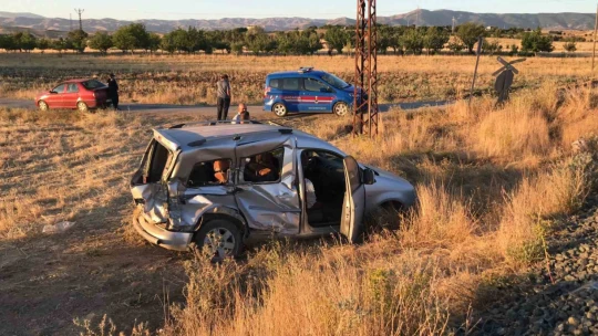 Hafif ticari araca tren çaptı: Yaralı sürücü canının yerine taşıdığı kaçak tütünü saklamanın derdine düştü