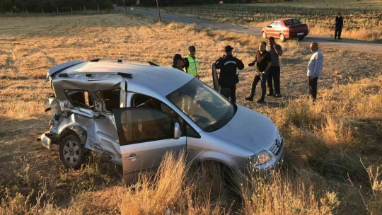 Hafif ticari araca tren çaptı: Yaralı sürücü canının yerine taşıdığı kaçak tütünü saklamanın derdine düştü