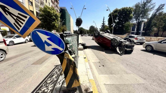 Hafif ticari araçla çarpışan otomobil takla attı: 3 yaralı