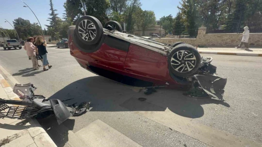 Hafif ticari araçla çarpışan otomobil takla attı: 3 yaralı