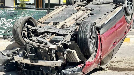 Hafif ticari araçla çarpışan otomobil takla attı: 3 yaralı