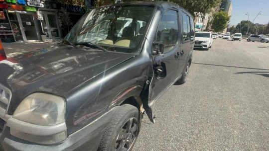 Hafif ticari araçla çarpışan otomobil takla attı: 3 yaralı