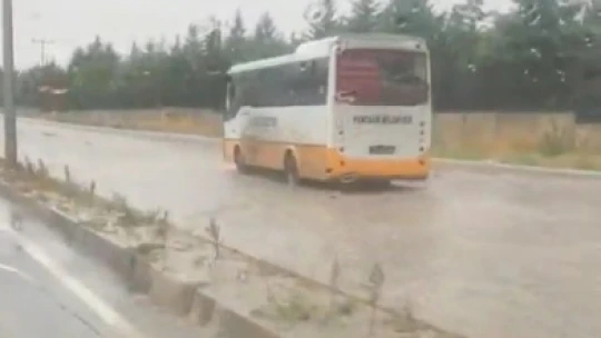 Halk otobüsü yağmur suyunda mahsur kaldı