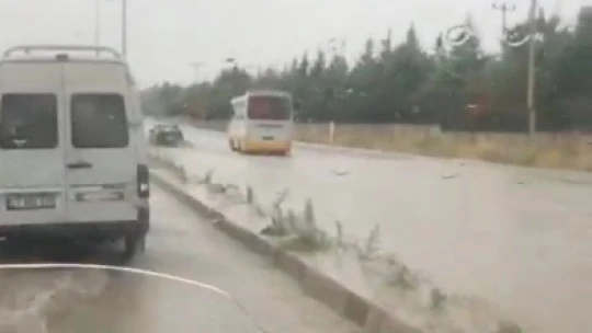 Halk otobüsü yağmur suyunda mahsur kaldı