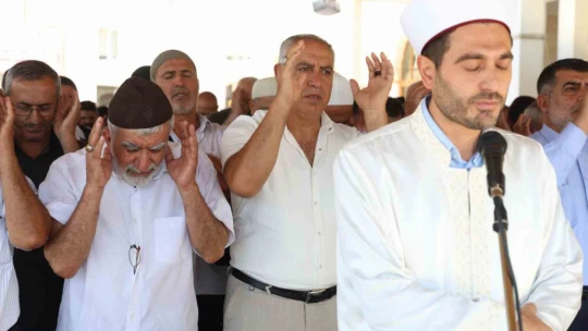 Haniye için kılınan cenaze namazında duygusal anlar: Yaşlı adam İsrail'i kınadı, gözyaşları döktü