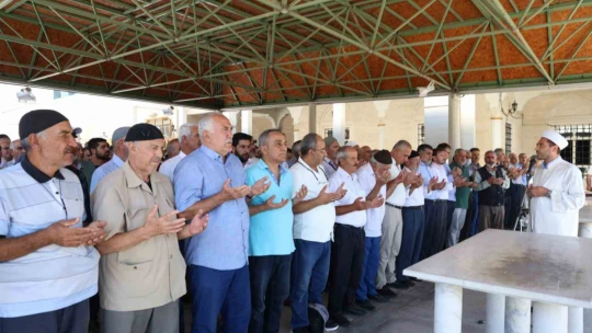 Haniye için kılınan cenaze namazında duygusal anlar: Yaşlı adam İsrail'i kınadı, gözyaşları döktü