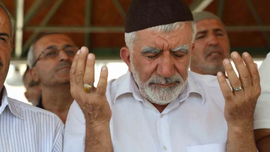 Haniye için kılınan cenaze namazında duygusal anlar: Yaşlı adam İsrail'i kınadı, gözyaşları döktü
