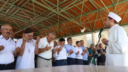 Haniye için kılınan cenaze namazında duygusal anlar: Yaşlı adam İsrail'i kınadı, gözyaşları döktü
