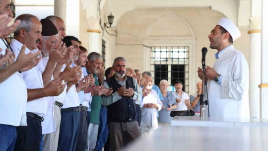 Haniye için kılınan cenaze namazında duygusal anlar: Yaşlı adam İsrail'i kınadı, gözyaşları döktü