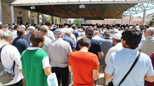 Haniye için kılınan cenaze namazında duygusal anlar: Yaşlı adam İsrail'i kınadı, gözyaşları döktü