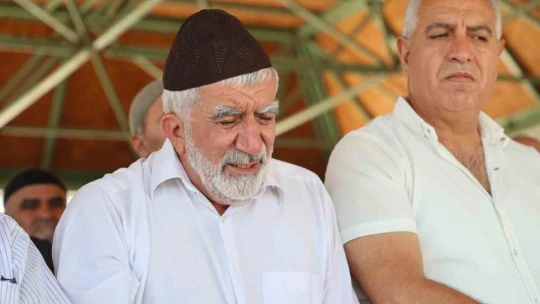 Haniye için kılınan cenaze namazında duygusal anlar: Yaşlı adam İsrail'i kınadı, gözyaşları döktü