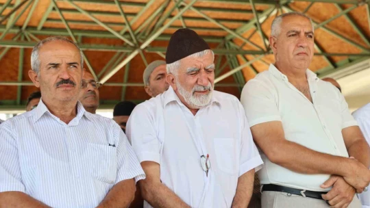 Haniye için kılınan cenaze namazında duygusal anlar: Yaşlı adam İsrail'i kınadı, gözyaşları döktü