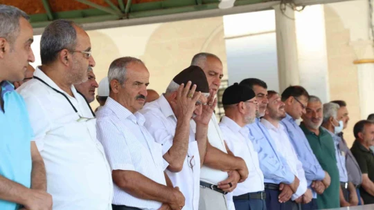 Haniye için kılınan cenaze namazında duygusal anlar: Yaşlı adam İsrail'i kınadı, gözyaşları döktü