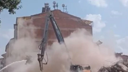 Hasarlı bina yıkımında toz arasında kalan operatör yürekleri ağza getirdi