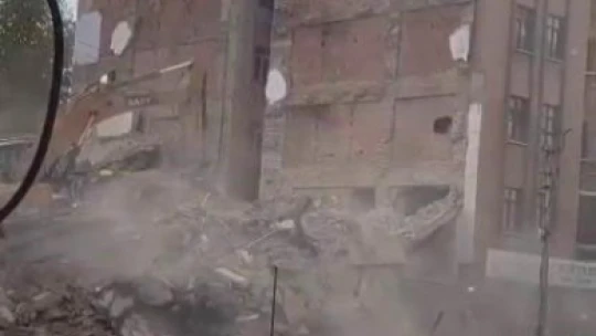 Hasarlı binayı yıkarken sağlam bina zarar gördü