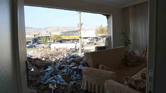 Hasarlı binayı yıkarken sağlam binanın duvarlarını da yıktılar