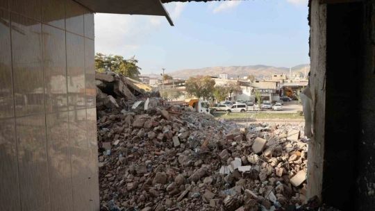 Hasarlı binayı yıkarken sağlam binanın duvarlarını da yıktılar