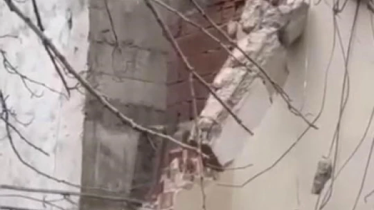 Hasarlı binayı yıkarken sağlam binaya zarar verdiler