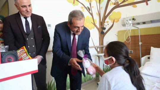 Hastanede tedavi gören çocuklar için 23 Nisan etkinliği