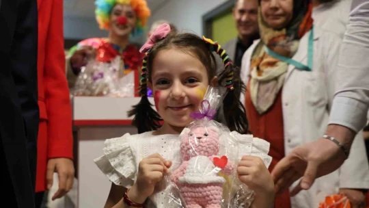 Hastanede tedavi gören çocuklar için 23 Nisan etkinliği