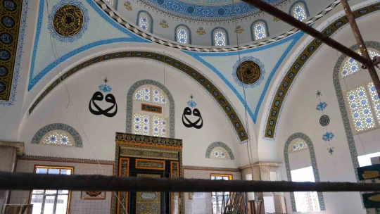 Hat ustası, 28 yıldır küçük fırçası ile 100'ün üzerinde cami süsledi