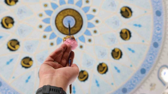 Hat ustası, 28 yıldır küçük fırçası ile 100'ün üzerinde cami süsledi