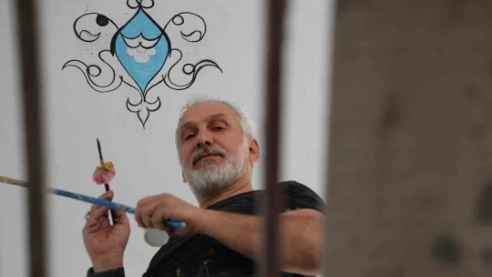 Hat ustası, 28 yıldır küçük fırçası ile 100'ün üzerinde cami süsledi