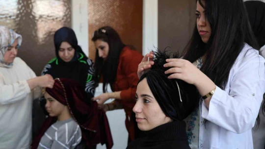 Hayallerini gerçekleştirmek isteyen kadınlar kuaförlük kursunda ter döküyor