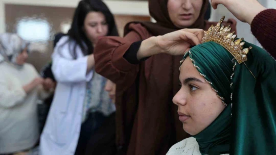 Hayallerini gerçekleştirmek isteyen kadınlar kuaförlük kursunda ter döküyor