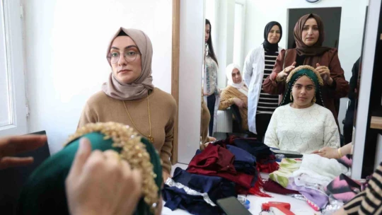 Hayallerini gerçekleştirmek isteyen kadınlar kuaförlük kursunda ter döküyor