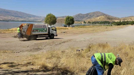 Hazar gölü çevresinde 15 günde 12 ton çöp toplandı