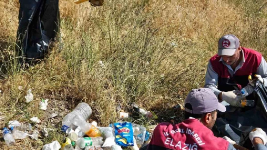 Hazar gölü çevresinde 15 günde 12 ton çöp toplandı