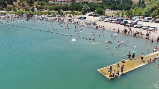 Hazar Gölü'ndeki plajlar Ege ve Akdeniz'i aratmıyor