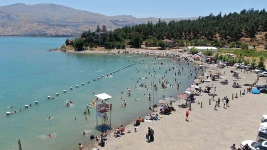 Hazar Gölü'ndeki plajlar Ege ve Akdeniz'i aratmıyor