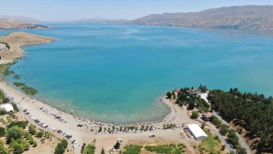 Hazar Gölü'ndeki plajlar Ege ve Akdeniz'i aratmıyor