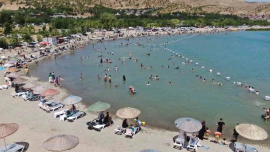 Hazar Gölü'ndeki plajlar Ege ve Akdeniz'i aratmıyor