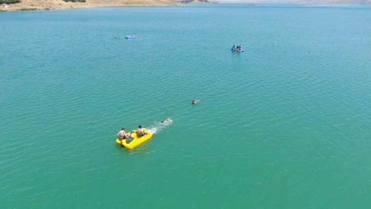 Hazar Gölü'ndeki plajlar Ege ve Akdeniz'i aratmıyor