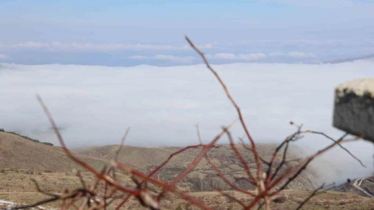 Hazar Gölü sis denizinde kayboldu, ortaya eşsiz görüntüler çıktı