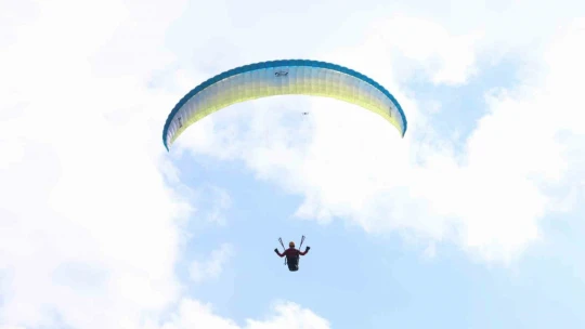 Hazarbaba Dağı'nda göl manzarası eşliğinde yamaç paraşütü keyfi