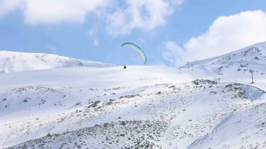 Hazarbaba Dağı'nda göl manzarası eşliğinde yamaç paraşütü keyfi