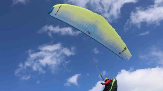 Hazarbaba Dağı'nda göl manzarası eşliğinde yamaç paraşütü keyfi