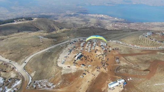 Hazarbaba Dağı'nda göl manzarası eşliğinde yamaç paraşütü keyfi
