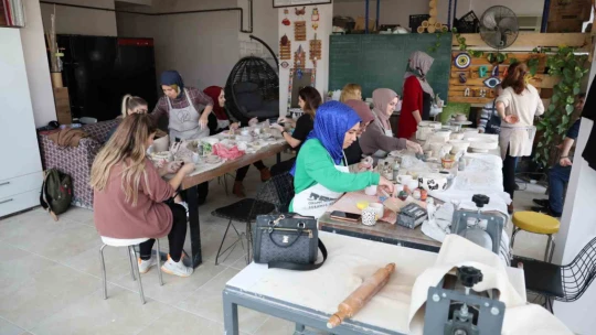 Hem stres atıyor hem de meslek öğreniyorlar