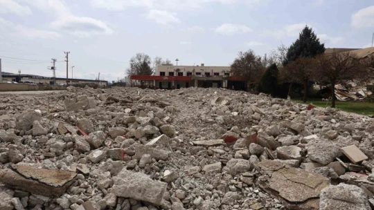 Hemen herkesin bir anısı vardı: Elazığ'da eski terminal binasının son anları havadan görüntülendi