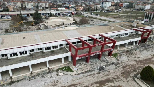 Hemen herkesin bir anısı vardı: Elazığ'da eski terminal binasının son anları havadan görüntülendi