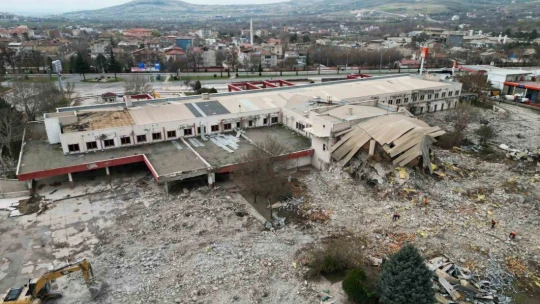 Hemen herkesin bir anısı vardı: Elazığ'da eski terminal binasının son anları havadan görüntülendi